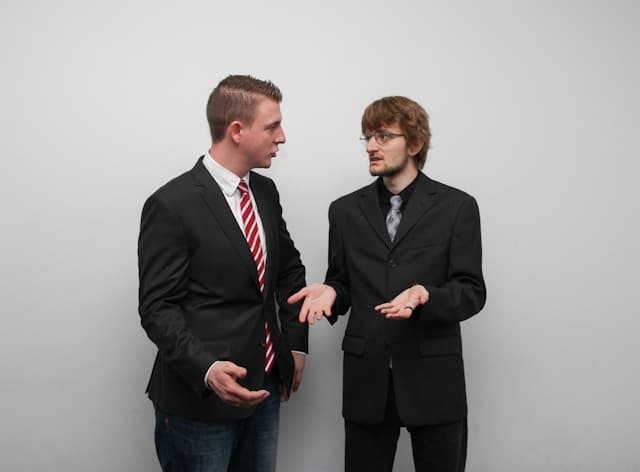 2人の男性が話し合いをしている