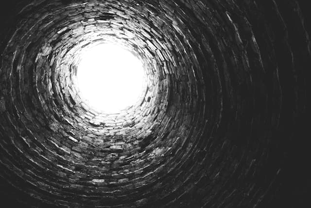 井戸の中から上を見た画像