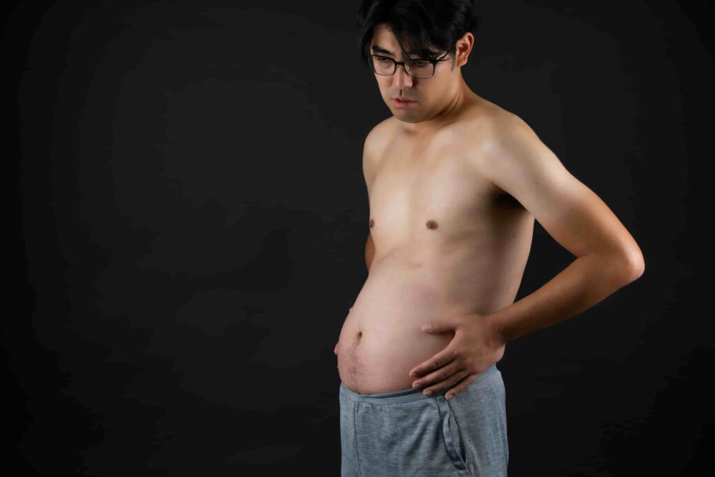 お腹の出ている男性