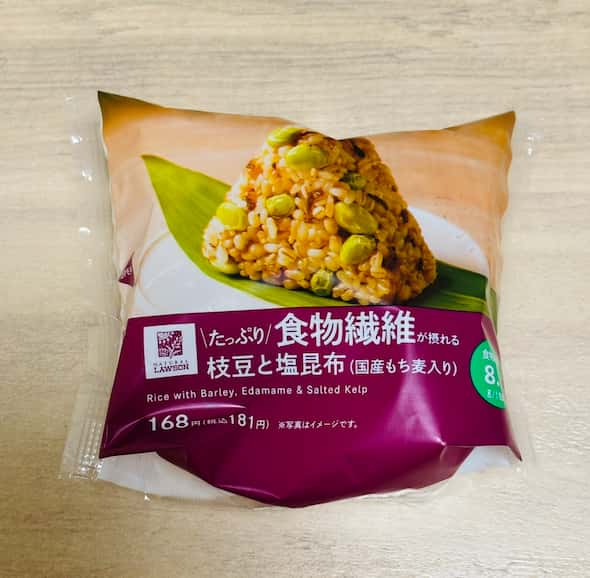 枝豆と塩昆布が入ったおにぎり