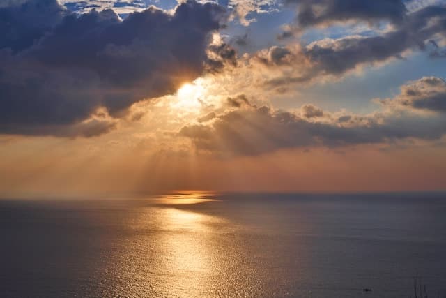 雲の隙間から出る太陽
