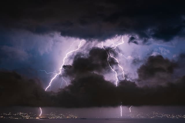 雷が落ちた空